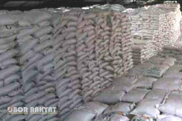 Surabaya, Obor Rakyat – Sebanyak lebih dari 65 ribu ton gula milik petani di Jawa Timur masih menumpuk di gudang-gudang milik 17 pabrik gula (PG) yang tersebar di 13 kabupaten/kota. Hingga Senin (11/8/2025), stok tersebut belum terserap pasar akibat membanjirnya gula rafinasi di pasaran.