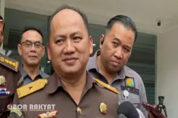 Jakarta, Obor Rakyat – Kejaksaan Agung (Kejagung) mengajukan permohonan pencabutan paspor terhadap tersangka kasus dugaan korupsi pengadaan laptop Chromebook di Kementerian Pendidikan, Kebudayaan, Riset, dan Teknologi (Kemendikbudristek), Jurist Tan. Langkah tersebut dilakukan untuk mempermudah proses hukum lantaran Jurist Tan telah ditetapkan sebagai buronan.