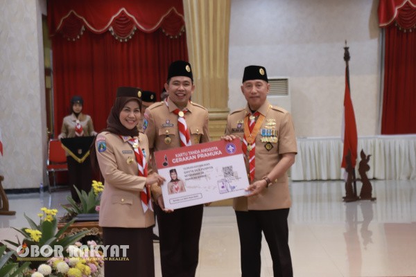 Jember, Obor Rakyat – Sebanyak 266 pengurus Kwartir Cabang (Kwarcab) dan Lembaga Pemeriksa Keuangan Gerakan Pramuka Kabupaten Jember masa bakti 2025–2030 resmi dilantik di Pendopo Wahyawibawagraha, Senin (11/8/2025).
