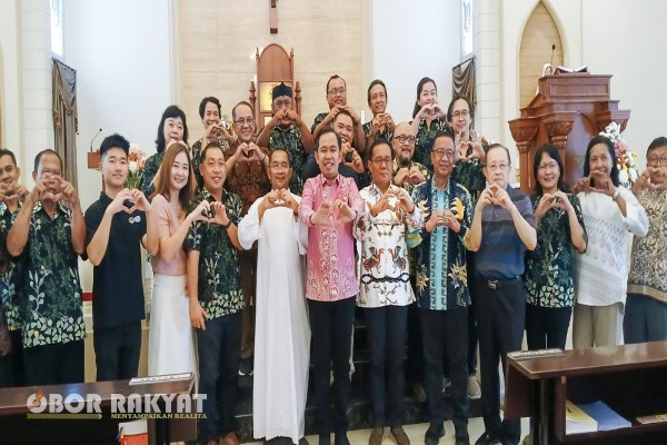 Jember, Obor Rakyat – Kabupaten Jember kembali menegaskan posisinya sebagai daerah yang menjunjung tinggi toleransi antarumat beragama. Hal ini terlihat dari kunjungan Bupati Jember Muhammad Fawait ke Tempat Religi umat Hindu Sendang Tirtha Amertha Rajasa dan Gereja Katolik Santo Yusup pada Minggu (10/8/2025).
