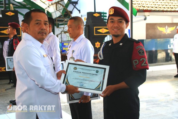 Banyuwangi, Obor Rakyat – Kepala Lembaga Pemasyarakatan (Kalapas) Kelas IIA Banyuwangi, I Wayan Nurasta Wibawa, memberikan penghargaan kepada lima pegawai yang berhasil menggagalkan upaya penyelundupan narkoba ke dalam lingkungan lapas. Penghargaan tersebut diserahkan dalam apel pagi pegawai, Selasa (12/8/2025), sebagai bentuk apresiasi atas kewaspadaan dan integritas para petugas.