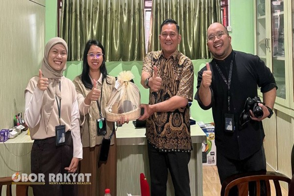 Medan, Obor Rakyat– PT Telkom Indonesia (Persero) Tbk melalui Witel Sumatera Utara terus memperkuat komitmen dalam mendukung percepatan digitalisasi di sektor pendidikan. Melalui program Digitalisasi Sekolah, Telkom Witel Sumut melakukan kunjungan ke SMK Nurul Amaliyah Medan untuk mempersiapkan pemanfaatan platform Klik Siplah dan layanan Lab Fiber Optic (FO).