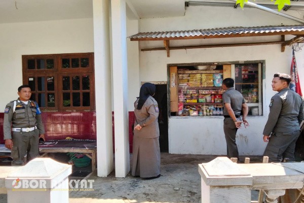 Bondowoso, Obor Rakyat – Satuan Polisi Pamong Praja (Satpol PP) Bondowoso bersama Bea Cukai Jember menggelar operasi pemberantasan rokok ilegal di sejumlah toko kelontong wilayah Kecamatan Curahdami, Selasa (12/8/2025). Operasi ini dilakukan sebagai langkah menekan peredaran rokok ilegal di Bumi Ki Ronggo.
