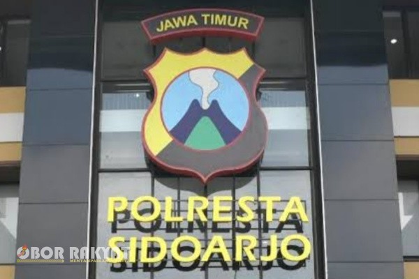 Sidoarjo, Obor Rakyat – Kepolisian Resor Kota (Polresta) Sidoarjo, Polda Jawa Timur, berhasil mengungkap jaringan komunitas sesama jenis yang menyebarkan konten asusila melalui media sosial (Medsos). Tiga pelaku diamankan, termasuk admin grup Facebook bernama “Cowok Manly Sidoarjo” yang memiliki ribuan anggota.