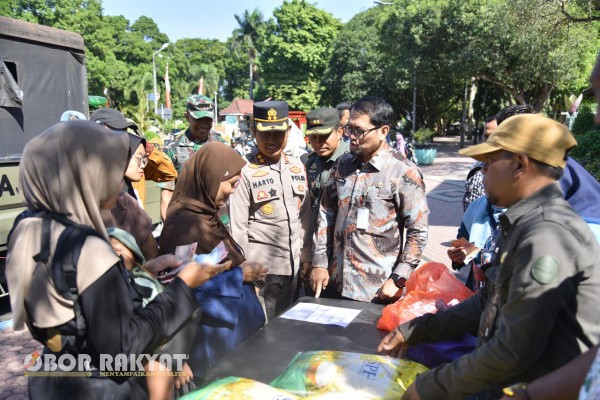 Bondowoso, Obor Rakyat – Menyambut HUT RI ke-80 sekaligus mendukung program pemerintah terkait Stabilisasi Pasokan dan Harga Pangan (SPHP), Polres Bondowoso bersama Forkopimda menggelar Operasi Pasar Beras Murah di Alun-Alun RBA Ki Ronggo, Kamis (14/8/2025).