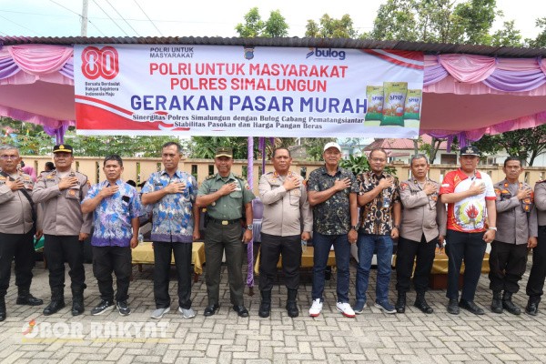 Simalungun, Obor Rakyat – Kapolres Simalungun AKBP Marganda Aritonang, S.H., S.I.K., M.M., bersama jajaran Forkopimda Kabupaten Simalungun mengikuti secara virtual kegiatan Kick Off Gerakan Pangan Murah (GPM) serentak se-Indonesia yang dipimpin Kapolri Jenderal Listyo Sigit Prabowo, Kamis (14/8/2025) pagi.