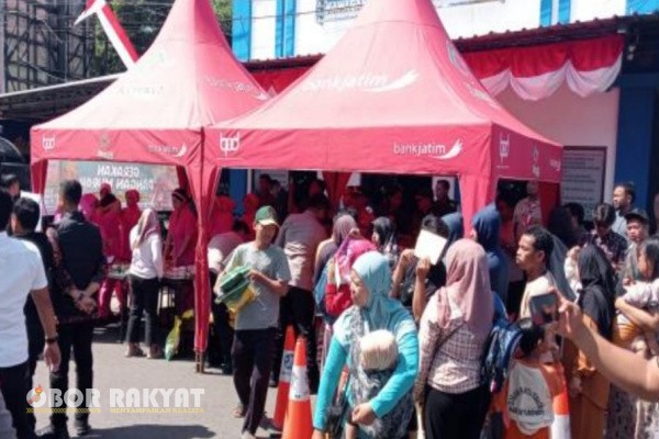 Situbondo, Obor Rakyat – Ratusan warga memadati area depan Pos Lantas Polres Situbondo untuk mendapatkan beras murah dalam program pasar pangan murah yang digelar bekerja sama dengan Bulog dan Pemkab Situbondo, Kamis (14/8/2025).
