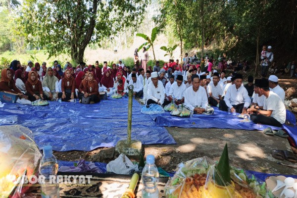 Bondowoso, Obor Rakyat – Suasana penuh kebersamaan mewarnai peringatan Hari Ulang Tahun (HUT) ke-80 Kemerdekaan Republik Indonesia di Kelurahan Curahdami, Kecamatan Curahdami, Kabupaten Bondowoso. Warga setempat menggelar tradisi tahunan Sedekah Bumi ke-20 di mata air "Juk Ramli" sebagai bentuk syukur atas hasil panen dan nikmat kehidupan, Jumat (15/8/2025).