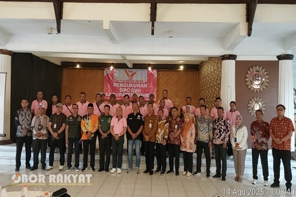 Jember, Obor Rakyat – Dewan Pimpinan Cabang (DPC) Gabungan Wartawan Indonesia (GWI) Kabupaten Jember resmi mengukuhkan jajaran pengurusnya dalam acara yang berlangsung di Rumah Makan Lestari, Jalan RA. Kartini No. 14, Kecamatan Kaliwates, Kamis (14/8/2025) lalu.