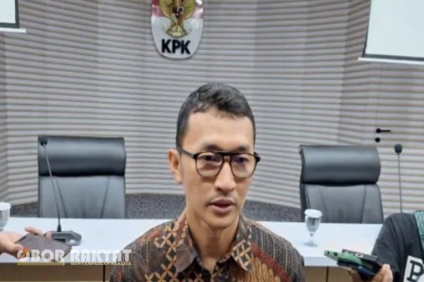 Jakarta, Obor Rakyat – Komisi Pemberantasan Korupsi (KPK) menggeledah rumah mantan Menteri Agama (Menag) Yaqut Cholil Qoumas di kawasan Jakarta Timur, Jumat (15/8/2025). Penggeledahan ini dilakukan dalam rangka penyidikan dugaan korupsi kuota haji tahun 2024.