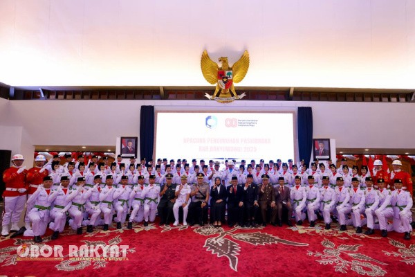 Banyuwangi, Obor Rakyat – Sebanyak 75 anggota Pasukan Pengibar Bendera Pusaka (Paskibraka) Banyuwangi resmi dikukuhkan oleh Bupati Banyuwangi, Ipuk Fiestiandani, dalam upacara khidmat di Pendopo Sabha Swagata Blambangan, Jumat malam (15/8/2025).