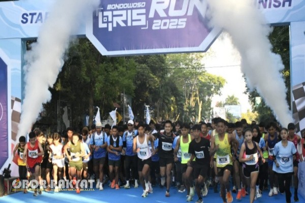 Bondowoso, Obor Rakyat – Ratusan warga memadati Alun-Alun Raden Bagus Asra (RBA) Ki Ronggo pada Sabtu pagi (16/8/2025) untuk mengikuti Bondowoso QRIS Run 2025, ajang lari sehat yang menjadi bagian dari rangkaian Pekan QRIS Nasional (PQN) 2025.
