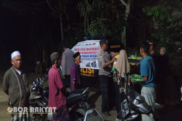 Bondowoso, Obor Rakyat – Kepolisian Sektor (Polsek) Grujugan, Polres Bondowoso, menunjukkan komitmennya dalam melayani masyarakat. Meski malam hari, jajaran kepolisian tetap turun langsung menyalurkan beras murah dalam rangka Gerakan Pangan Murah di Dusun Patirana, Desa Wonosari, Kecamatan Grujugan, Rabu malam (13/8/2025).