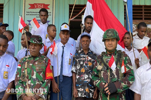 Jayawijaya, Obor Rakyat – Dalam rangka memperingati Hari Ulang Tahun (HUT) ke-80 Kemerdekaan Republik Indonesia, Satgas Yonif 521/DY bersama masyarakat melaksanakan kegiatan penanaman pohon di Kabupaten Jayawijaya, Papua Pegunungan, Jumat (15/8/2025).