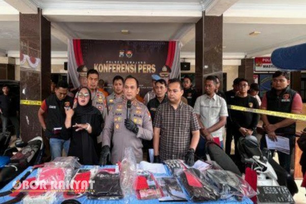 Lumajang, Obor Rakyat – Tiga oknum anggota Lembaga Swadaya Masyarakat (LSM) LBSI Lumajang ditangkap polisi setelah kedapatan melakukan dugaan pemerasan terhadap Kepala Desa (Kades) Tunjung, Kecamatan Gucialit, Kabupaten Lumajang.