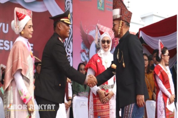 Simalungun, Obor Rakyat – Ribuan masyarakat memadati Plataran Lapangan Kantor Bupati Simalungun, Kecamatan Pamatang Raya, Minggu (17/8/2025) pagi, untuk mengikuti upacara peringatan Hari Ulang Tahun (HUT) ke-80 Republik Indonesia.