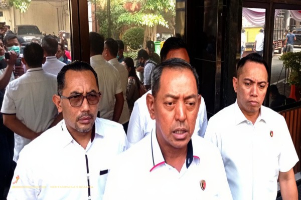 Surabaya, Obor Rakyat – Upaya penangkapan bandar sabu besar di Kabupaten Bangkalan, Madura, berujung insiden berdarah. Seorang anggota Ditresnarkoba Kepolisian Daerah Jawa Timur (Polda Jatim) berinisial Bripda AN, mengalami luka akibat sabetan senjata tajam saat menjalankan operasi undercover buying di wilayah Socah, Bangkalan, Kamis (14/8/2025) sore.
