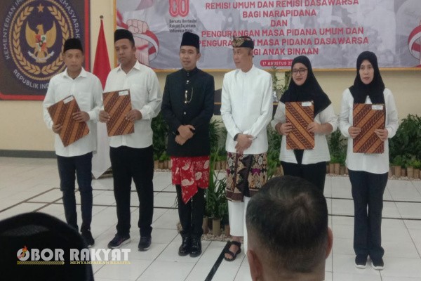 Jember, Obor Rakyat – Lembaga Pemasyarakatan (Lapas) Kelas IIA Jember menggelar acara penyerahan Remisi Umum dan Pengurangan Masa Pidana Tahun 2025 sekaligus Remisi Dasawarsa, dalam rangka memperingati Hari Ulang Tahun (HUT) ke-80 Kemerdekaan Republik Indonesia.