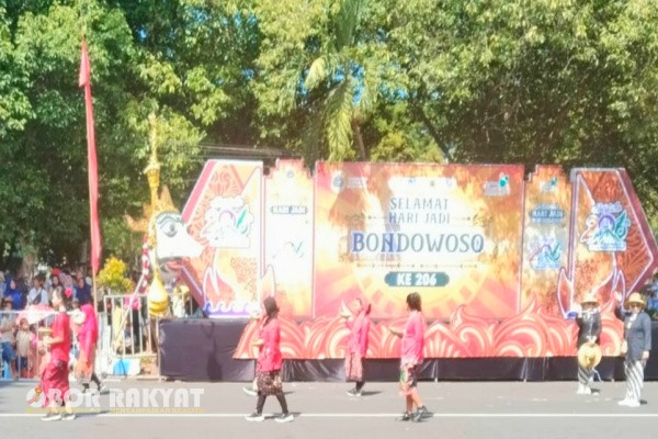 Bondowoso, Obor Rakyat – Ribuan masyarakat memadati pusat kota Bondowoso untuk menyaksikan Pawai Budaya dalam rangka memperingati Hari Jadi Bondowoso (Harjabo) ke-206 sekaligus HUT ke-80 Kemerdekaan Republik Indonesia, Selasa (19/8/2025).