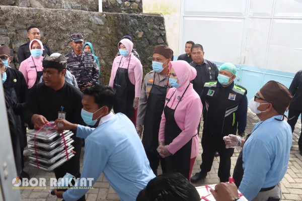 Banyuwangi, Obor Rakyat – Polresta Banyuwangi menunjukkan dukungan nyata terhadap program prioritas Presiden Prabowo Subianto terkait makan bergizi gratis dengan meluncurkan Satuan Pelayanan Pemenuhan Gizi (SPPG) di Desa Watu Kebo, Kecamatan Blimbingsari, Selasa (19/7/2025).