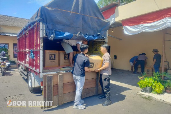 Jember, Obor Rakyat – Aksi jeli tim patroli Alap-Alap Satuan Samapta Polres Jember berhasil menggagalkan peredaran ribuan botol minuman keras (miras) ilegal di wilayah Jember. Penangkapan terjadi saat patroli rutin di Jalan Ikan Bandeng, Kelurahan Sempusari, Kecamatan Kaliwates, pada Minggu pagi (17/8/2025).