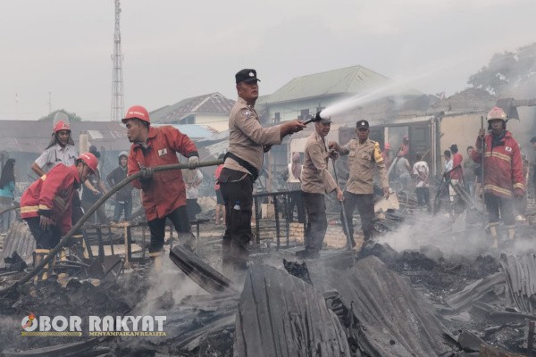 Simalungun, Obor Rakyat – Kebakaran hebat melanda Pajak Baru Serbalawan, Kecamatan Dolok Batu Nanggar, Kabupaten Simalungun, pada Senin (18/8/2025) sekitar pukul 15.10 WIB.