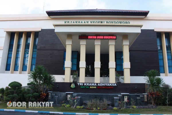 Bondowoso, Obor Rakyat – Kejaksaan Negeri (Kejari) Bondowoso resmi meningkatkan dua kasus dugaan korupsi ke tahap penyelidikan. Kedua perkara tersebut adalah dugaan penyimpangan dana hibah pengadaan seragam Gerakan Pemuda (GP) Ansor Bondowoso tahun anggaran 2024 serta kasus alih fungsi lahan di Kecamatan Ijen.