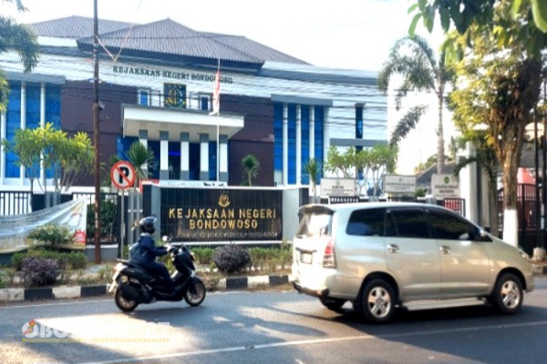Bondowoso, Obor Rakyat – Kejaksaan Negeri (Kejari) Bondowoso resmi meningkatkan kasus dugaan alih fungsi lahan hutan di kawasan Gunung Ijen, Kabupaten Bondowoso, Jawa Timur, ke tahap penyelidikan. Lahan tersebut yang di bawah pengelolaan Perhutani KPH Bondowoso yang seharusnya berstatus kawasan hutan diduga telah dialihfungsikan menjadi area perkebunan.
