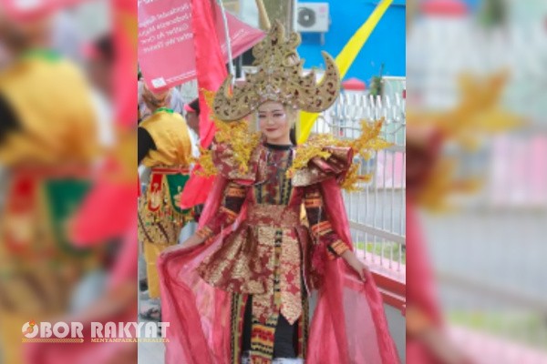 Bondowoso, Obor Rakyat – Perayaan Hari Jadi Bondowoso (Harjabo) ke-206 sekaligus HUT Kemerdekaan Republik Indonesia ke-80 berlangsung meriah dan spektakuler. Acara yang digelar Pemerintah Kabupaten (Pemkab) Bondowoso ini mendapat dukungan penuh dari berbagai elemen, mulai dari lembaga pendidikan SD/MI, SMP/MTs, SMA/MA hingga instansi pemerintah dan swasta di wilayah Bondowoso.