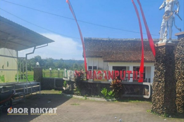 Banyuwangi, Obor Rakyat - Pembangunan proyek gedung di Kantor Desa Macan Putih, Kecamatan Kabat, Kabupaten Banyuwangi menuai sorotan. Pasalnya, proyek yang menggunakan Anggaran Dana Desa (ADD) tahun 2025 tersebut tidak memasang papan informasi atau plang nama proyek, sebagaimana diatur dalam peraturan pemerintah.