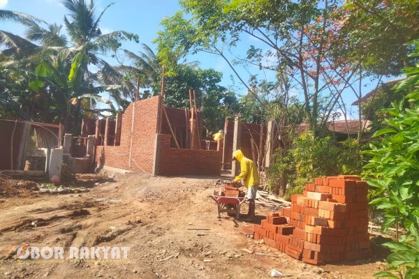 Banyuwangi, Obor Rakyat – Proyek pembangunan Puskesmas Pembantu (Pustu) Karang Bendo di Kecamatan Rogojampi, Banyuwangi, menuai sorotan publik. Meski pembangunan senilai Rp733.856.134 yang dikerjakan oleh CV Kembang Bakung telah berjalan, namun aspek transparansi dinilai bermasalah lantaran papan informasi proyek (plang) tidak dipasang secara jelas di lokasi pekerjaan.