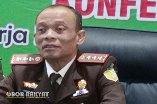 Jember, Obor Rakyat – Penyidikan kasus dugaan korupsi pengadaan makan dan minum dalam kegiatan Sosialisasi Peraturan Daerah (Sosperda) DPRD Jember tahun anggaran 2023/2024 kembali berlanjut. Kali ini, giliran Wakil Ketua DPRD Jember berinisial DDS yang diperiksa tim penyidik Pidana Khusus Kejaksaan Negeri (Kejari) Jember, Rabu (20/8/2025).