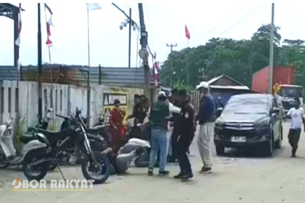 Banten, Obor Rakyat – Gabungan Wartawan Indonesia (GWI) mendesak aparat kepolisian, khususnya Polres Serang dan Polda Banten, untuk segera mengusut tuntas kasus kekerasan terhadap jurnalis yang terjadi di Serang, Banten. Insiden ini dinilai sebagai pelanggaran serius terhadap Undang-Undang Pers Nomor 40 Tahun 1999 sekaligus ancaman nyata terhadap kebebasan pers di Indonesia.