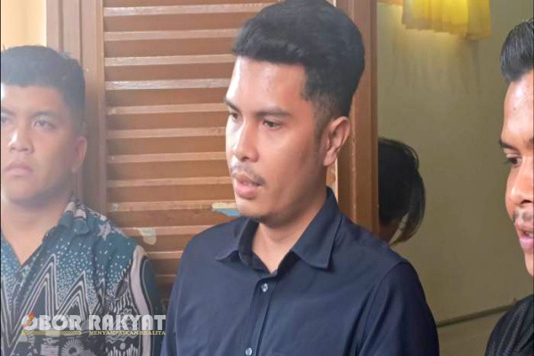 Siantar, Obor Rakyat – Raja Situmorang, putra Kepala Dinas Perhubungan (Kadishub) Pematangsiantar non-aktif, Drs. Julham Situmorang, akhirnya angkat bicara terkait kasus dugaan korupsi yang menjerat sang ayah.