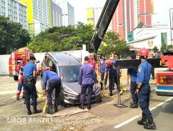 Mobil GoCar Terperosok ke Selokan di Kemayoran, Evakuasi Libatkan Crane Damkar
