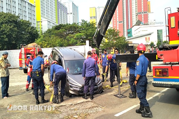 Jakarta, Obor Rakyat – Insiden mobil terperosok ke selokan terjadi di kawasan Blok D 10, Jalan HBR Motik, Kemayoran, Jakarta Pusat, Kamis (21/8/2025) siang. Sebuah mobil Suzuki XL7 berpelat B 2533 UOS yang dikemudikan Wahyu, pengemudi GoCar asal Koja, Jakarta Utara, mendadak amblas ke lubang selokan saat hendak memutar balik.