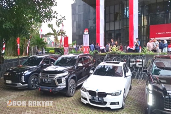 Jakarta, Obor Rakyat – Komisi Pemberantasan Korupsi (KPK) memamerkan 22 kendaraan mewah hasil operasi tangkap tangan (OTT) terhadap Wakil Menteri Ketenagakerjaan (Wamenaker), Immanuel Ebenezer alias Noel, bersama 13 orang lainnya.