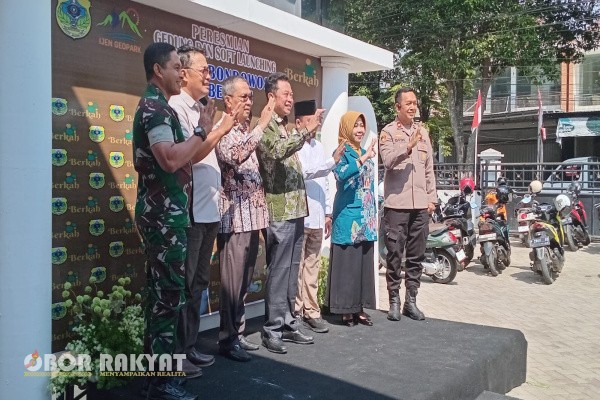 Bondowoso, Obor Rakyat – Pemerintah Kabupaten (Pemkab) Bondowoso resmi meresmikan Gedung Mal Pelayanan Publik (MPP) sekaligus melaksanakan soft launching dengan nama “Mal Pelayanan Publik Bondowoso Berkah”, Jumat (22/8/2025).