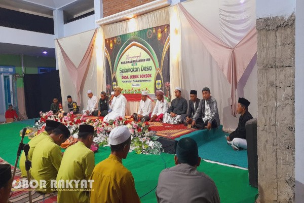 Bondowoso, Obor Rakyat – Pemerintah Desa (Pemdes) Jeruk Soksok , Kecamatan Binakal, Kabupaten Bondowoso menggelar pengajian umum dan doa bersama dalam rangka memperingati maulid nabi Muhammad SAW, 1447 H/2025 M sekaligus selamatan desa, Jumat (22/8/2025).