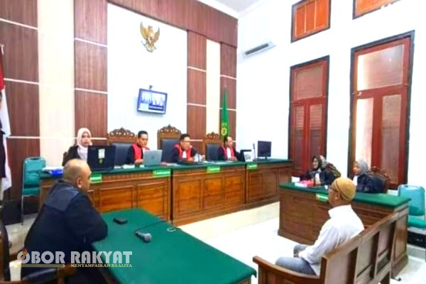 Lumajang, Obor Rakyat – Yoga Firmansyah (YF), terdakwa kasus dugaan korupsi kredit fiktif di salah satu bank pelat merah di Kabupaten Lumajang, dijatuhi vonis 6 tahun penjara.