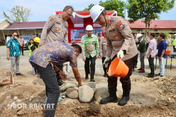 Probolinggo, Obor Rakyat – Kapolres Probolinggo, AKBP M Wahyudin Latif meresmikan peletakan batu pertama pembangunan Gedung Satuan Reserse Kriminal (Satreskrim) Polres Probolinggo, Jumat (22/8/2025).