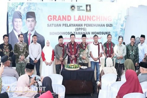 Bondowoso, Obor Rakyat – Bupati Bondowoso, KH Abdul Hamid Wahid, meresmikan operasional Satuan Pelayanan Pemenuhan Gizi (SPPG) Mitra Mandiri di Desa Wonosuko, Kecamatan Tamanan, Sabtu (23/8/2025). Program ini dihadirkan sebagai bagian dari dukungan terhadap program nasional Makan Bergizi Gratis (MBG) sekaligus upaya menekan angka stunting di Bondowoso.