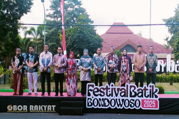 Bondowoso, Obor Rakyat – Dengan semarak penuh nuansa budaya, Festival Batik Bondowoso 2025 resmi dibuka di Alun-alun Raden Bagus Asra (RBA) Ki Kironggo, Sabtu sore (23/8/2025).