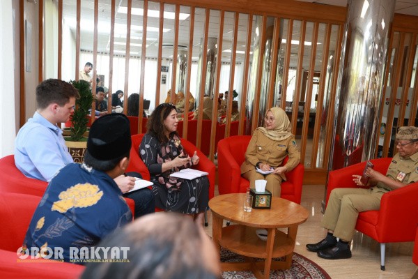 Banyuwangi, Obor Rakyat – Strategi pembangunan daerah Kabupaten Banyuwangi kembali menarik sorotan internasional. Associate Professor Minako Sakai, peneliti senior dari University of New South Wales (UNSW) Canberra, Australia, melakukan kunjungan langsung ke Banyuwangi untuk meneliti pola kebijakan dan pengembangan ekonomi daerah yang dinilai berhasil membawa perubahan signifikan.