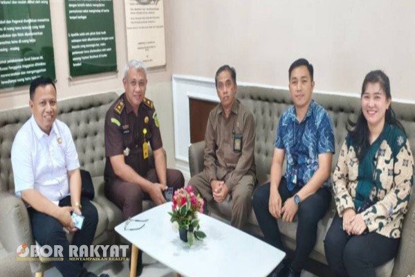 Gorontalo, Obor Rakyat – Ratusan Aparatur Sipil Negara (ASN) di Provinsi Gorontalo tercatat menunggak pinjaman kredit di Bank Rakyat Indonesia (BRI). Kondisi ini menimbulkan risiko serius bagi perbankan, karena sebagian besar pinjaman hanya dijamin dengan Surat Keputusan (SK) pengangkatan pegawai tanpa agunan lain.