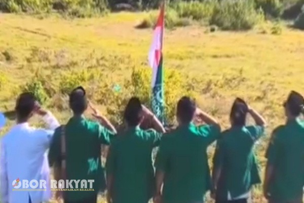 Bondowoso, Obor Rakyat – Dalam rangka memperingati Hari Ulang Tahun (HUT) ke-80 Kemerdekaan Republik Indonesia, Pimpinan Anak Cabang (PAC) GP Ansor Kecamatan Pujer menggelar upacara pengibaran bendera Merah Putih di Bukit Keremit, Jampit, kawasan lereng Gunung Ijen, Kabupaten Bondowoso, Jawa Timur, Minggu (17/8/2025).
