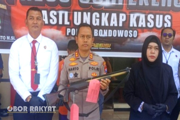 Bondowoso, Obor Rakyat – Satuan Reserse Kriminal (Satreskrim) Polres Bondowoso berhasil mengungkap kasus penembakan terhadap seorang warga berinisial DS di area persawahan Desa Sukodono, Kecamatan Pujer. Peristiwa itu terjadi pada Senin (12/8/2025) dini hari sekitar pukul 01.30 WIB dan sempat menghebohkan warga setempat.
