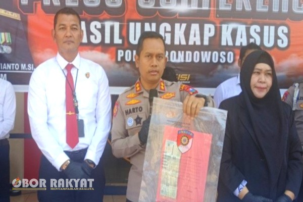 Bondowoso, Obor Rakyat – Unit Resmob Satreskrim Polres Bondowoso berhasil mengungkap kasus pencurian dengan pemberatan (curat) yang terjadi di wilayah Kecamatan Tamanan, Kabupaten Bondowoso. Mirisnya, otak dari aksi kriminal tersebut justru anak kandung korban sendiri.