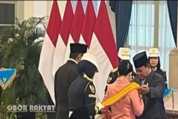 Jakarta, Obor Rakyat – Presiden Republik Indonesia, Jenderal TNI (Purn.) Prabowo Subianto, resmi menganugerahkan tanda jasa dan kehormatan negara kepada 141 tokoh nasional dalam rangka peringatan Hari Ulang Tahun (HUT) ke-80 Kemerdekaan Republik Indonesia. Upacara penganugerahan berlangsung di Istana Negara, Jakarta, dengan Presiden Prabowo secara langsung menyematkan tanda kehormatan kepada para penerima.