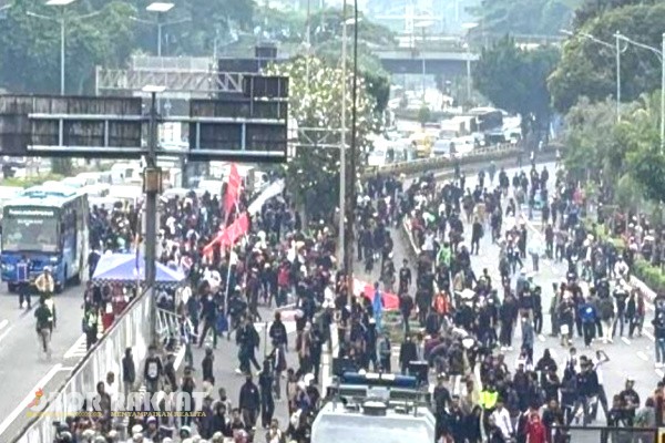 Jakarta, Obor Rakyat – Gelombang demonstrasi di kompleks Gedung DPR/MPR RI, Jakarta, pada Senin (25/8/2025) kembali berujung ricuh. Ribuan massa yang berkumpul di kawasan Gerbang Pancasila, Palmerah, Jakarta Selatan, terlibat bentrok dengan aparat kepolisian dan TNI yang dikerahkan untuk menjaga keamanan.